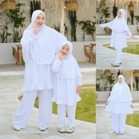 Gambar Baju Setelan Celana One Set Muslim Putih Couple Ibu Anak Crinkle - PUTIH BERSIH, ANAK XL dari thetwinskids_officialstore undefined 1 Tokopedia