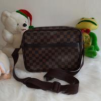 Gambar Tas selempang / sling bag motif kotak preloved dari Levi Online Shop undefined 1 Tokopedia