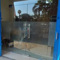 Gambar pintu kaca floor hinge 12mm tempered dari Zahwa jaya glass undefined 3 Tokopedia