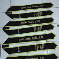 Gambar selempang wisuda bludru 2 lapis pake logo dari BORDIR PUTRA undefined 3 Tokopedia