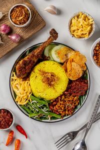 Gambar Nasi Kuning Ayam Goreng by Dapoer Mak GG dari DapoerMakGG undefined 1 Tokopedia