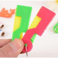 Gambar Alat Bantu Memasukan Benang Ke Jarum dari Stationery Factory Outlet undefined 1 Tokopedia