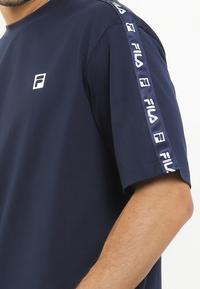 Gambar FILA Lifestyle T-Shirt Oversize Unisex Jeffito - Navy - S dari FILA Official Store undefined 4 Tokopedia