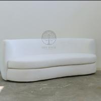 Gambar Sofa yang tampak pada gambar ini memiliki desain minimalis dan modern yang sangat elegan. Dengan bentuk melengkung halus dan warna putih bersih, sofa ini menciptakan kesan mewah namun tetap sederhana. dari Treehouse Furniture undefined 2 Tokopedia