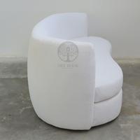 Gambar Sofa yang tampak pada gambar ini memiliki desain minimalis dan modern yang sangat elegan. Dengan bentuk melengkung halus dan warna putih bersih, sofa ini menciptakan kesan mewah namun tetap sederhana. dari Treehouse Furniture undefined 5 Tokopedia