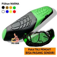 Gambar Sarung Jok Motor Enmore Kulit Jok Motor Beat / Vario 125 / Vario 150 / Vario / Scoopy / Genio / Pcx / Adv / Mio / Mio Soul / Fino / Fazzio / Nmax / Aerox / Lexi / Supra X / Supra X 125 Jok Motor  Cover Jok Motor Sarung Jok Kulit Jok Cover Jok Kain Jok - ABU ABU, NMAX dari VELOTAX undefined 3 Tokopedia
