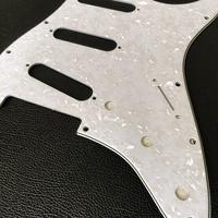 Gambar Pickguard Guitar Stratocaster SSS Putih & Pearl 3ply Original Taiwan dengan Desain Eksklusif - White dari Vintagestore7 undefined 3 Tokopedia