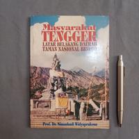 Gambar MASYARAKAT TENGGER - LATAR BELAKANG DAERAH TAMAN NASIONAL BROMO - Buku Bekas Murah Original - A1 dari kios jadulan devita undefined 1 Tokopedia
