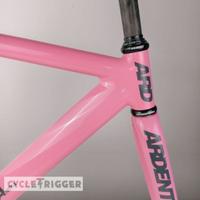 Gambar FRAMESET ARDENTLY PISTA ARENA PINK FULL CARBON FORK dari CYCLETRIGGER undefined 5 Tokopedia