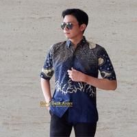 Gambar Galeri Batik Ardev Kastara Kemeja Pria Lengan Pendek Slim Fit Lapis Furing Warna Biru Electric - Lengan Pendek, M dari Galeri Batik Ardev undefined 1 Tokopedia