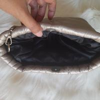 Gambar Tas selempang / sling bantal warna krem preloved dari Levi Online Shop undefined 3 Tokopedia