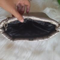 Gambar Tas selempang / sling bantal warna krem preloved dari Levi Online Shop undefined 2 Tokopedia