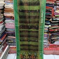 Gambar ULOS BINTANG MARATUR TENUNAN TANGGAN WARNA HIJAU FULLSIMATA ADA GAMBAR ANAK KECIL dari FANY ULOS undefined 2 Tokopedia