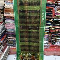 Gambar ULOS BINTANG MARATUR TENUNAN TANGGAN WARNA HIJAU FULLSIMATA ADA GAMBAR ANAK KECIL dari FANY ULOS undefined 3 Tokopedia