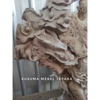 Gambar Patung Pertarungan Naga 3 Dimensi Akar Kayu Jati Unik Mencengkeram Batu Asli (Panjang 120cm, Lebar 60cm, Tinggi 110cm) dari Kusuma Mebel Jepara undefined 4 Tokopedia