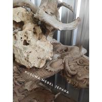 Gambar Patung Pertarungan Naga 3 Dimensi Akar Kayu Jati Unik Mencengkeram Batu Asli (Panjang 120cm, Lebar 60cm, Tinggi 110cm) dari Kusuma Mebel Jepara undefined 2 Tokopedia