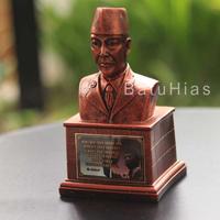 Gambar MINIATUR PATUNG SOEKARNO SETENGAH BADAN / DEKORASI / SOUVENIR HIASAN BAHAN FIBERGLASS - Silver dari lastheroest undefined 3 Tokopedia