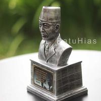Gambar MINIATUR PATUNG SOEKARNO SETENGAH BADAN / DEKORASI / SOUVENIR HIASAN BAHAN FIBERGLASS - Silver dari lastheroest undefined 5 Tokopedia