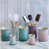 Gambar Le creuset utensil crock / utensil jar (banyak warna) - Cerise 1L dari Celiebox undefined 1 Tokopedia