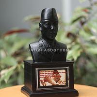 Gambar MINIATUR PATUNG SOEKARNO SETENGAH BADAN / DEKORASI / SOUVENIR HIASAN BAHAN FIBERGLASS - Silver dari lastheroest undefined 2 Tokopedia