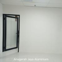 Gambar Partisi gypsum dan pintu swing aluminium kaca polos 5mm + sanblass dari Anugerah jaya Aluminium undefined 1 Tokopedia