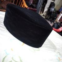 Gambar Peci Tempahan model Malaya ( melayu malaysia ) Peci Mahkota Medan. the best Quality - 23 1/4 dari Kafa Collection03 undefined 1 Tokopedia