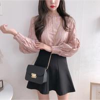 Gambar YOVA Lovely Puff Lace Blouse Pakaian Korea K-Fashion Balon Brokat Kondangan Nyaman Wanita Cantik Keren Sifon Belah Samping Pleated - pink, S dari YOVA BOUTIQUE undefined 2 Tokopedia
