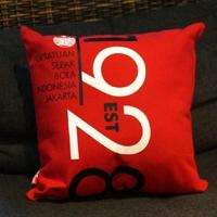 Gambar (baru) Juara bantal sofa persija red new original bnwt dari Toko padims undefined 1 Tokopedia