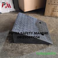 Gambar RUBBER RAMP CARS WHEELCHAIR 19,5 x 48 x 48 CM KARET TANJAKAN MOBIL dari Putra Mandiri Jakarta undefined 1 Tokopedia