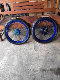 Gambar roda set ban cacing crf ring 17 velg set CRF 140/160 ban corsa baru dari Tamar Wheelset undefined 1 Tokopedia