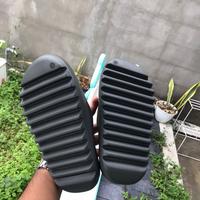 Gambar Adidas Yeezy Slide Dark Onyx ID5103 100% Authentic dari SNEAKERTOLOGY undefined 5 Tokopedia