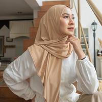 Gambar Jilbab Segitiga Instant Jersey Premium Pinguin | Hijab Segitiga Instan - ABU TUA dari vibestid undefined 5 Tokopedia