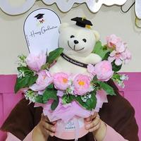 Gambar Buket Bucket Bunga Bloom Box Caldora.id CLDRA2. Buket Wisuda Ulang - Rosegold, Boneka biasa dari rivanstore11 undefined 2 Tokopedia