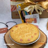 Gambar BIRTHDAY CHICKEN PIE HAMPER - PARTY SIZE 22CM dari Adapie Bakery undefined 2 Tokopedia