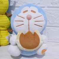 Gambar boneka doraemon makan dorayaki ori dari kauleeastore undefined 1 Tokopedia