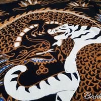 Gambar Kain Batik Tulis Cirebon Katun Latar Hitam Motif Naga Harimau dari Batik Kiki Cirebon undefined 2 Tokopedia