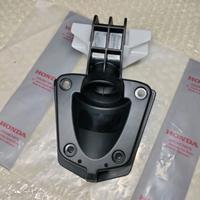 Gambar Engsel Dudukan Tutup Bensin PCX 160 2021-2023 kode part : 64450-K1Z-N2 dari citrajayamotor_NEW undefined 3 Tokopedia