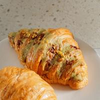 Gambar PREMIUM Butter Croissant - Pistachio Raspberry dari Latre Patisserie undefined 2 Tokopedia