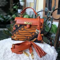 Gambar Tas Batik Tulis Solo Tas Kulit Wanita | Terbaru size 25 cantik dari Tamathacraft undefined 4 Tokopedia