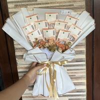Gambar Buket uang asli 5k (10lembar) + bunga simple dari Hope Florist undefined 1 Tokopedia