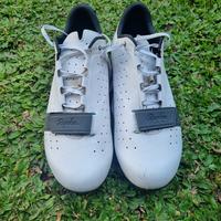 Gambar Sepatu cleat Rapha Classic size 42.5 white putih Shoes shoe Carbon NOT Bukan Giro DMT Lake Bont RC902 RC903 Shimano S-Works Sworks Bontrager Santic Nimbl Quoc Suplest Fizik Mavic Sidi RC702 dari Ritte bike undefined 1 Tokopedia