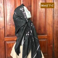 Gambar SEGIEMPAT VOAL MIRACLE SYARI MOTIF 130X130 JILBAB UMAMA KERUDUNG HIJAB - 4 dari SETIAWAN SHOP undefined 5 Tokopedia
