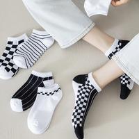 Gambar Premium Kaos Kaus Kaki Pendek Cowok Cewek Motif Catur Kotak OOTD Kekinian - Garis Putih dari Neumorans undefined 5 Tokopedia