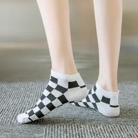 Gambar Premium Kaos Kaus Kaki Pendek Cowok Cewek Motif Catur Kotak OOTD Kekinian - Garis Putih dari Neumorans undefined 4 Tokopedia