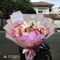 Gambar Hand Bouquet – HB005 Buket Bunga Besar Buket Bunga Wisuda Buket dari Gaby Bella Florist undefined 5 Tokopedia