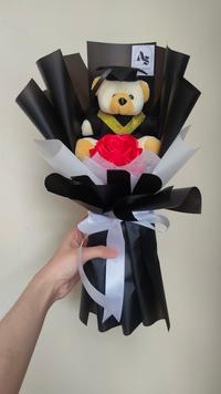 Gambar RAE | Buket Graduation Boneka Teddy Bunga | Buket Bunga Mawar Satin Pita Bandung Murah - asfleuriste dari asfleuriste undefined 2 Tokopedia
