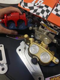 Gambar NEW PRODUCT THAILAND !! beat vario 125 150 115 scoopy vario 160 cbs kaliper + breket 2 piston 2p 8.1 racing part OLD new model cakram 81 formula cakram 220 mm 260 mm 220mm 260mm 2P big logo koin cnc premium bonus baut genio spacy - Hitam, 220mm dari jk moto speed undefined 3 Tokopedia