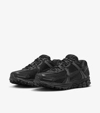 Gambar Sepatu Sneakers Nike Vomero 5 Triple Black - 100% Original BNIB - 40 dari Kickmatters undefined 3 Tokopedia