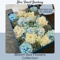 Gambar bloom box flower kotak Fresh & Artificial / Wedding Anniversary Gift - RosePomPomPalsu dari Bliss floristBandung undefined 1 Tokopedia