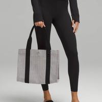Gambar Lululemon Two Tone Canvas Tote Bag 10L - LightIvory/Blac dari Babakiwi Shop undefined 2 Tokopedia